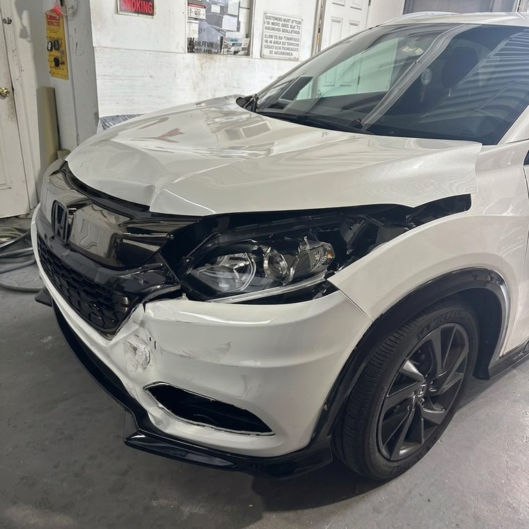Honda HR-V blanca con daño frontal