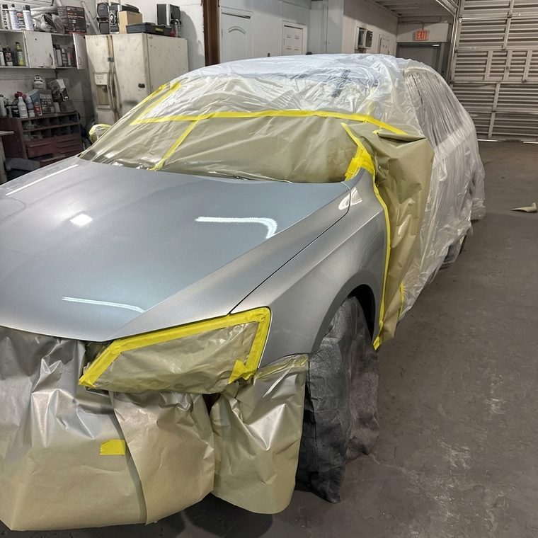 Volkswagen Jetta enmascarado y preparado para pintar
