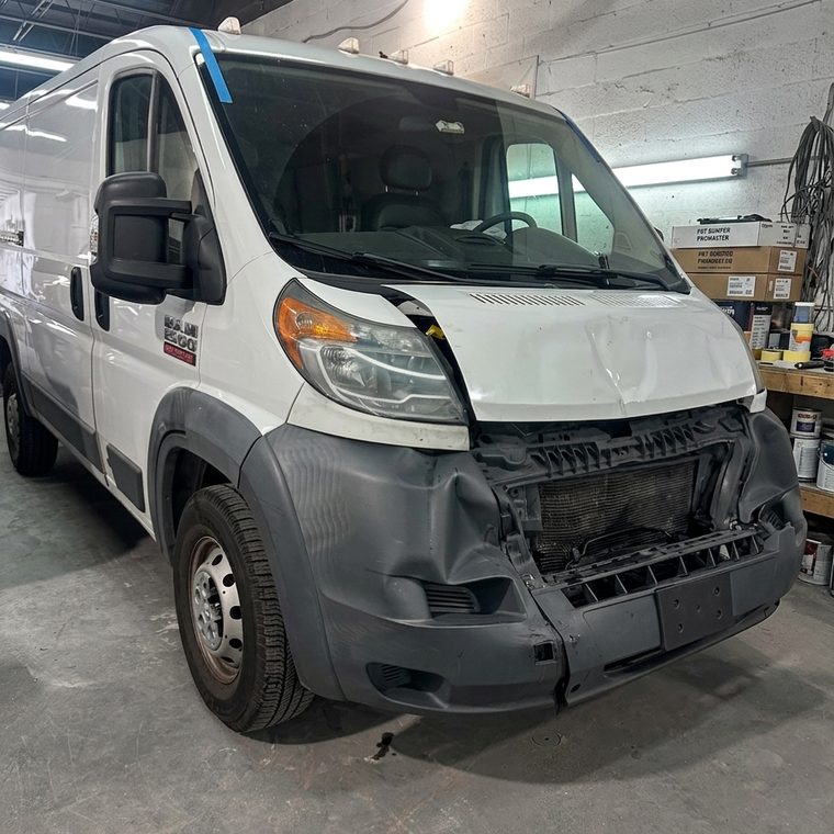 Van RAM ProMaster con el frente partido