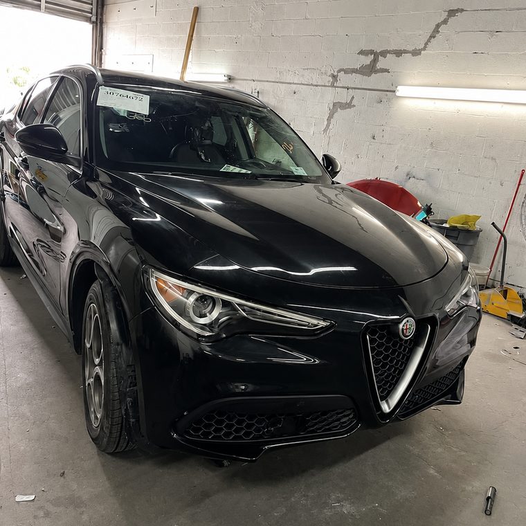 El mismo Alfa Romeo Stelvio negro terminado