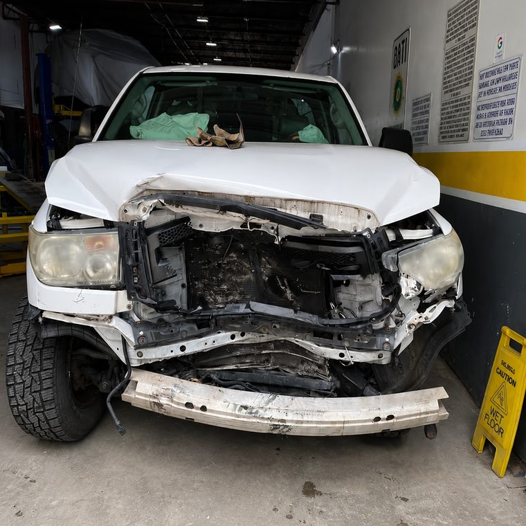 Toyota Tundra blanca con el frente destruido