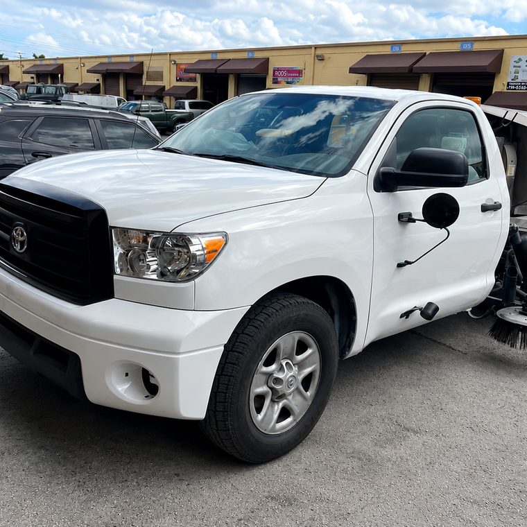 La misma Toyota Tundra reparada y lista para entregar